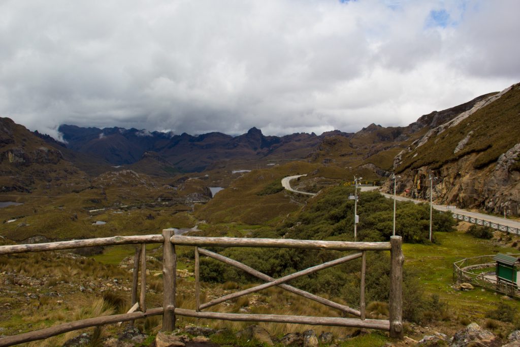 Blick vom Pass Tres Cruzes über den Nationalpark El Cajas