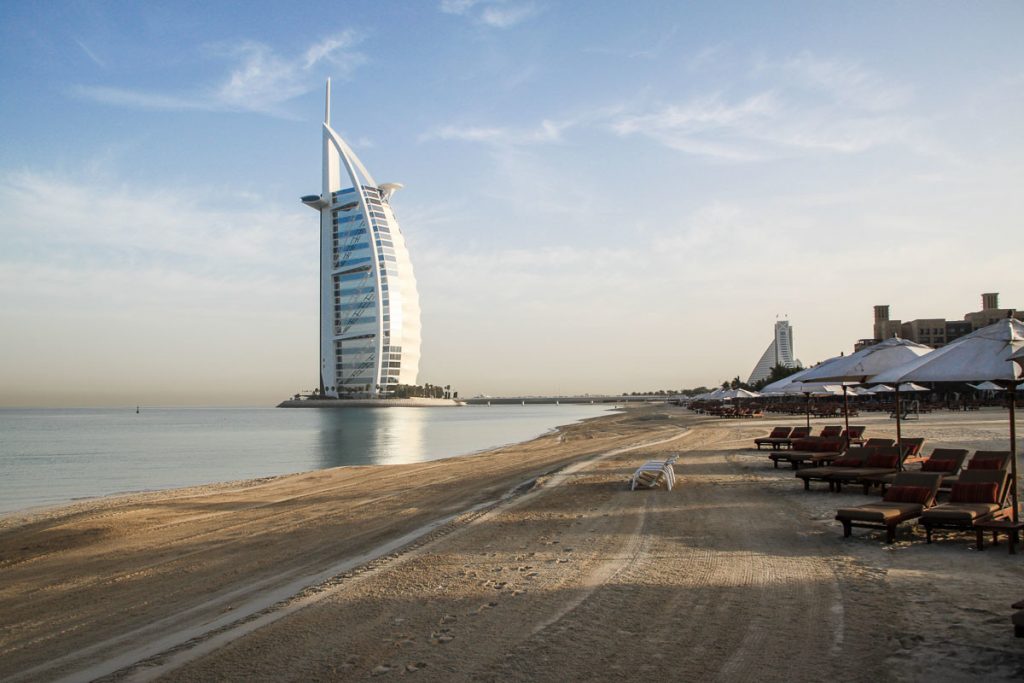 Blick über den Strand vom Madinat Jumeirah auf das Burj al Arab