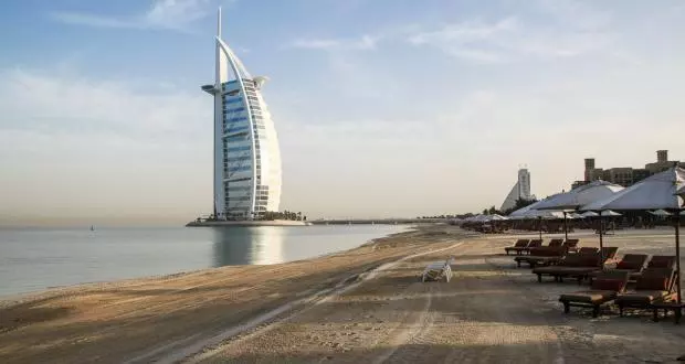 Blick über den Strand vom Madinat Jumeirah auf das Burj al Arab