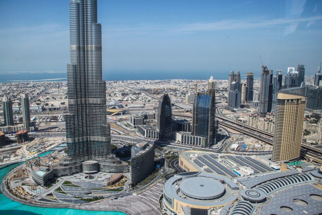Blick aus der Neos Bar über Dubai und die unteren Stockwerke des Burj Dubai