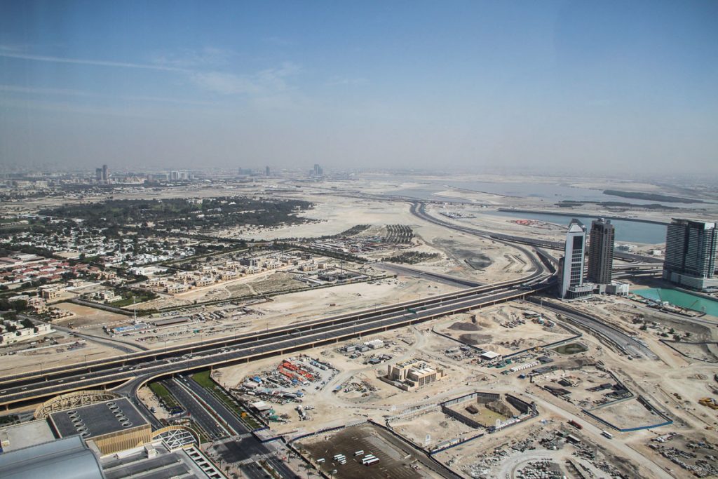 Blick über das noch wenig bebaute Hinterland von Dubai