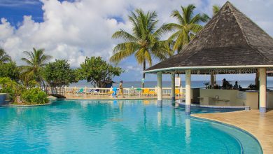 Pool und Bar im Hotel Turtle Beach auf Tobago