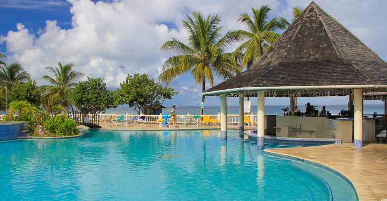 Pool und Bar im Hotel Turtle Beach auf Tobago