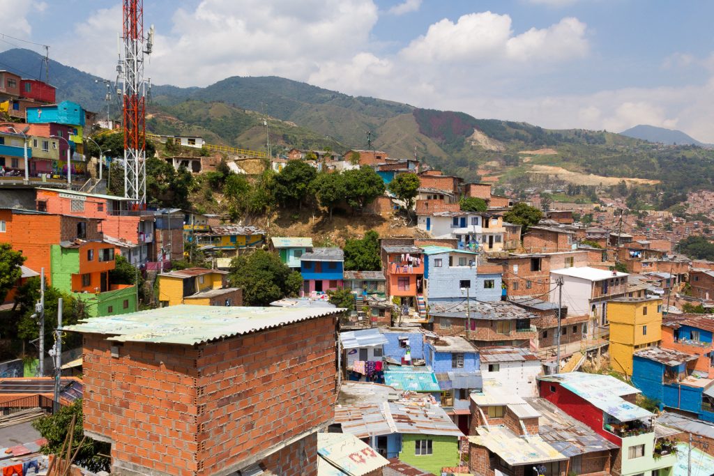 Blick aus der Comuna 13 zu einem Massengrab in Medellin