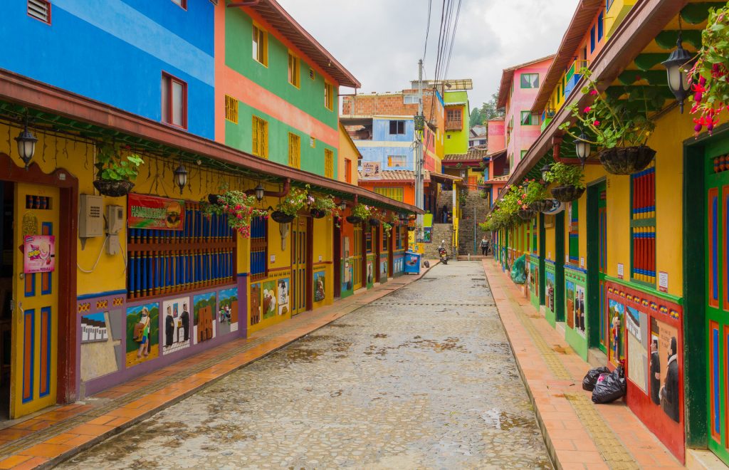 farbenfrohe Strasse in Guatapé