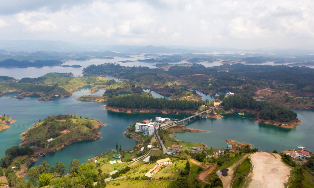 Blick vom Piedra del Peñol über den Stausee bei Guatapé