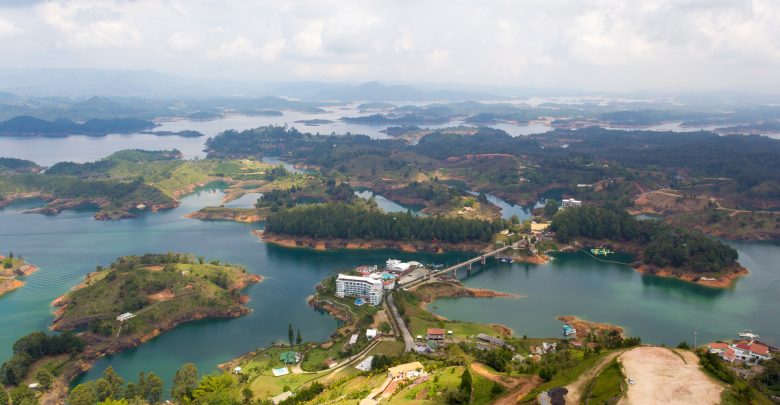 Blick vom Piedra del Peñol über den Stausee bei Guatapé