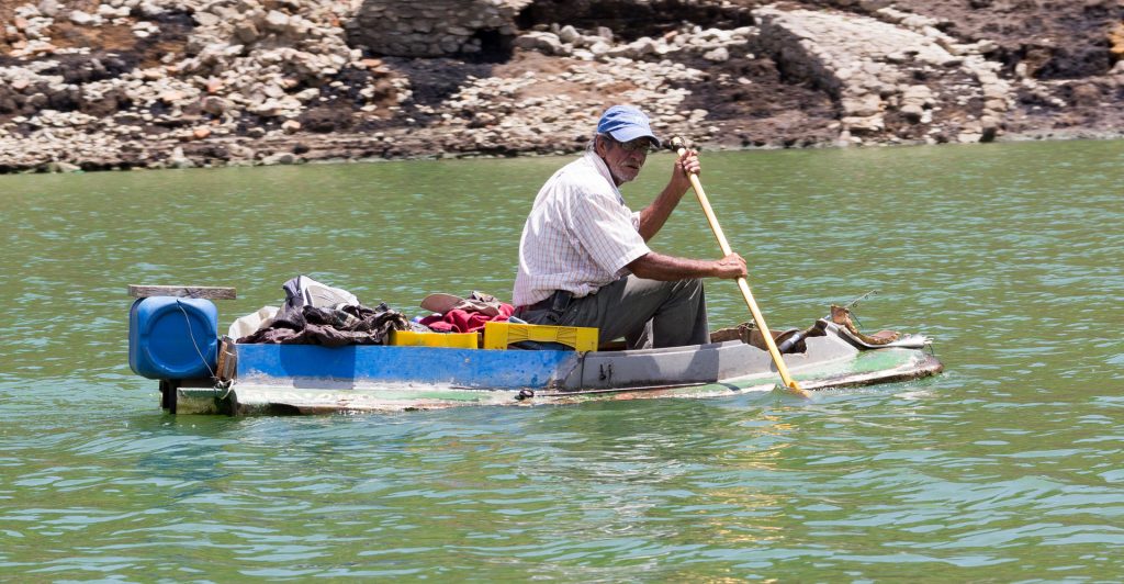 alter Mann im selbstgebauten Paddelboot