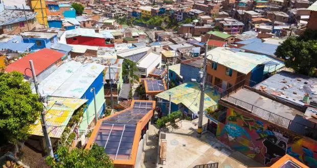 Blick über die Rolltreppen der Comuna 13 in Medellin