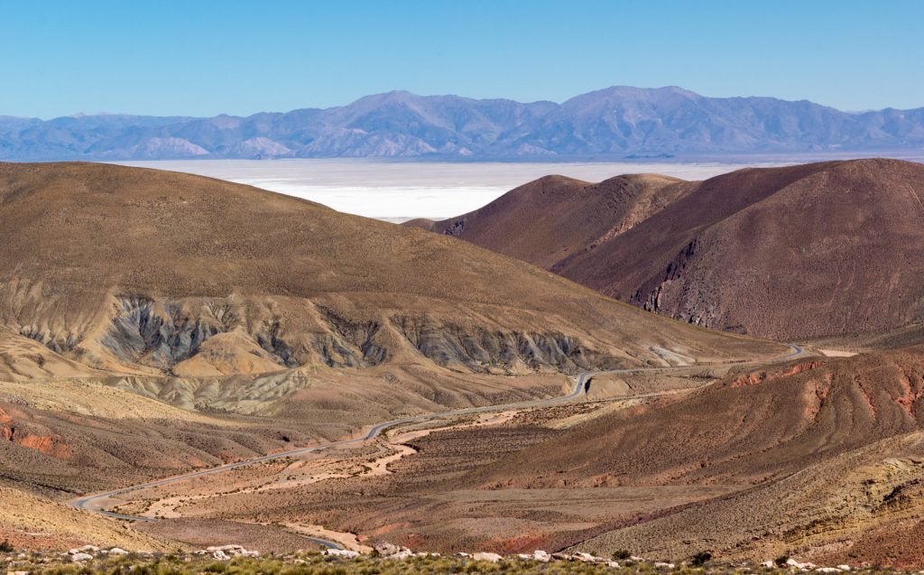 Blick über die Ruta 52 auf die Salinas Grandes