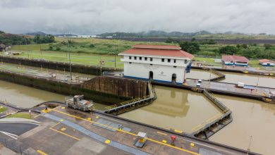 Der Panamakanal - Blick auf die Tore der Miraflores-Schleuse