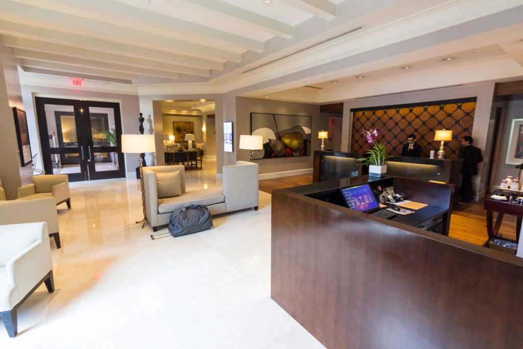 Rezeption & Concierge-Desk im Bristol Hotel