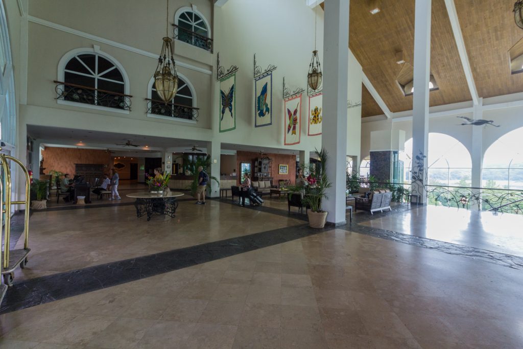 imposante Lobby mit noch imposanterer Fensterfront