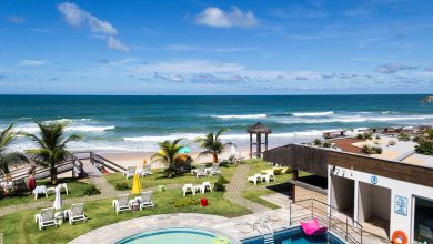Blick vom Kembali Hotel über Pool und Strand
