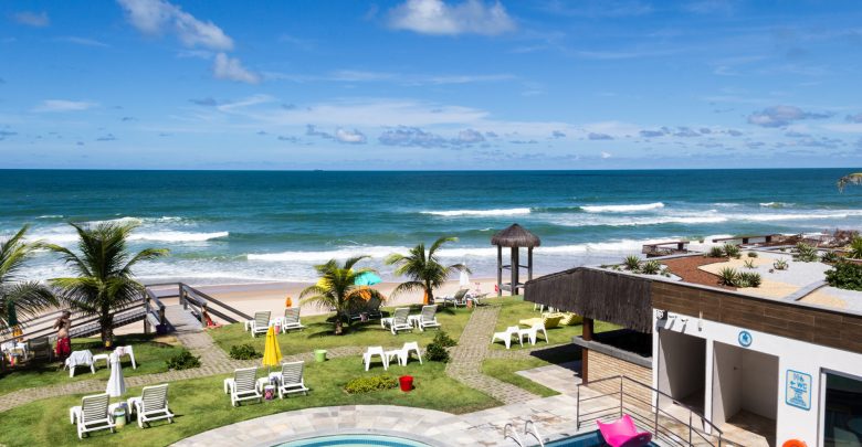 Blick vom Kembali Hotel über Pool und Strand