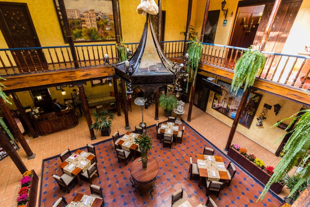 Innenhof & Restaurant im Hotel Los Balcones