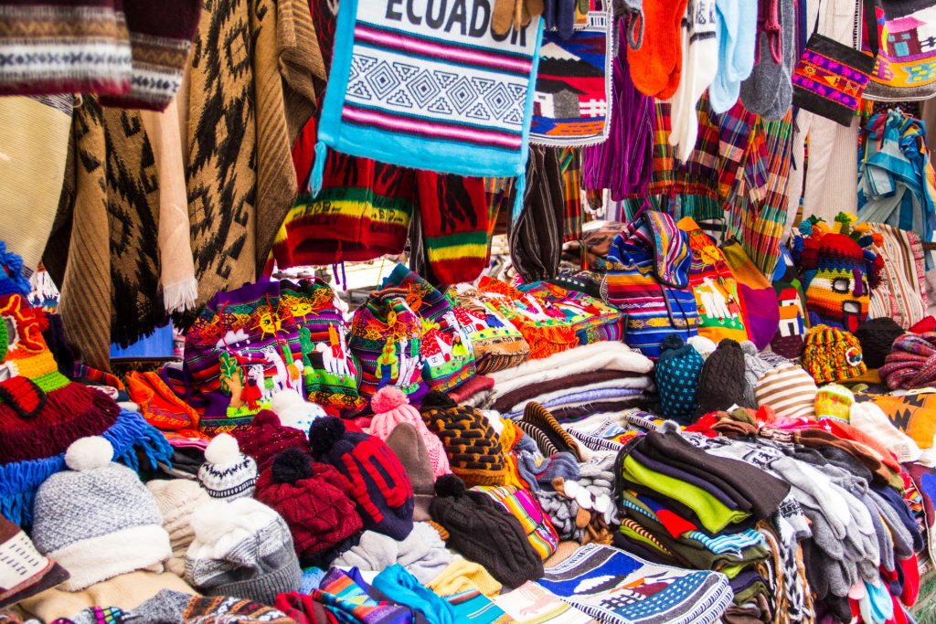 Textilwaren auf dem Markt in Otavalo