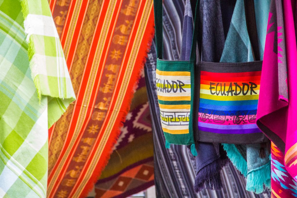 die wichtigste Farbe auf dem Markt in Otavalo ist bunt