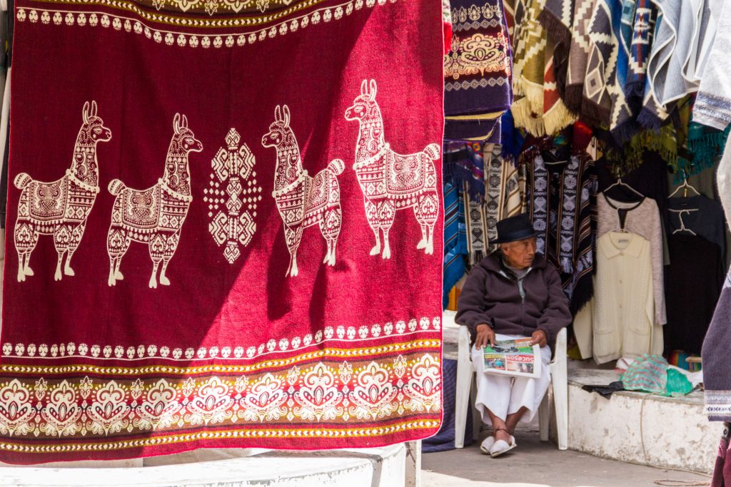 Lamas sind ein allgegenwärtiges Motiv in Otavalo