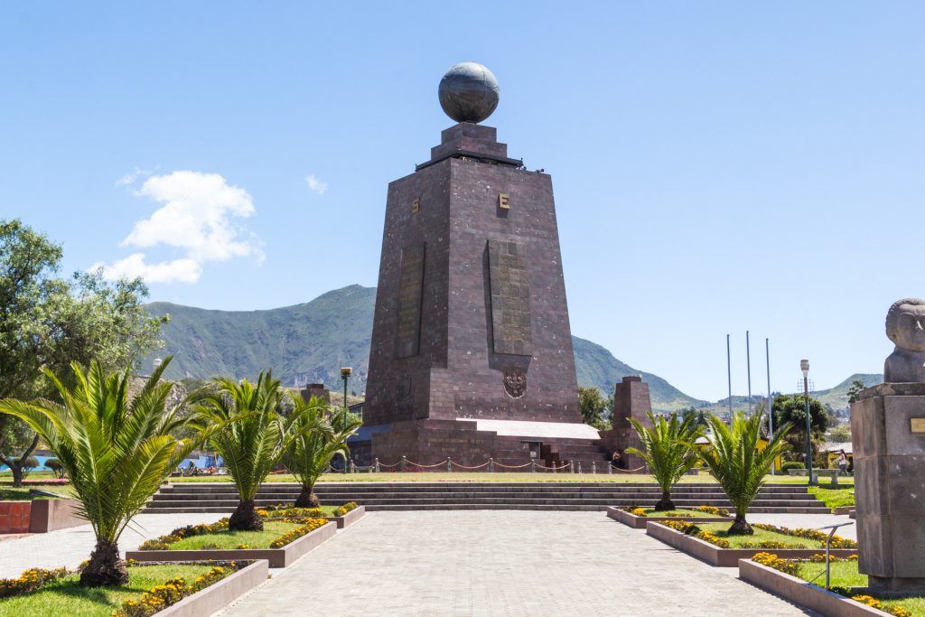 Das Äquatordenkmal Mitad del Mundo in Quito, Ecuador
