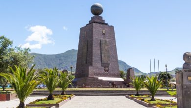 Das Äquatordenkmal Mitad del Mundo in Quito, Ecuador