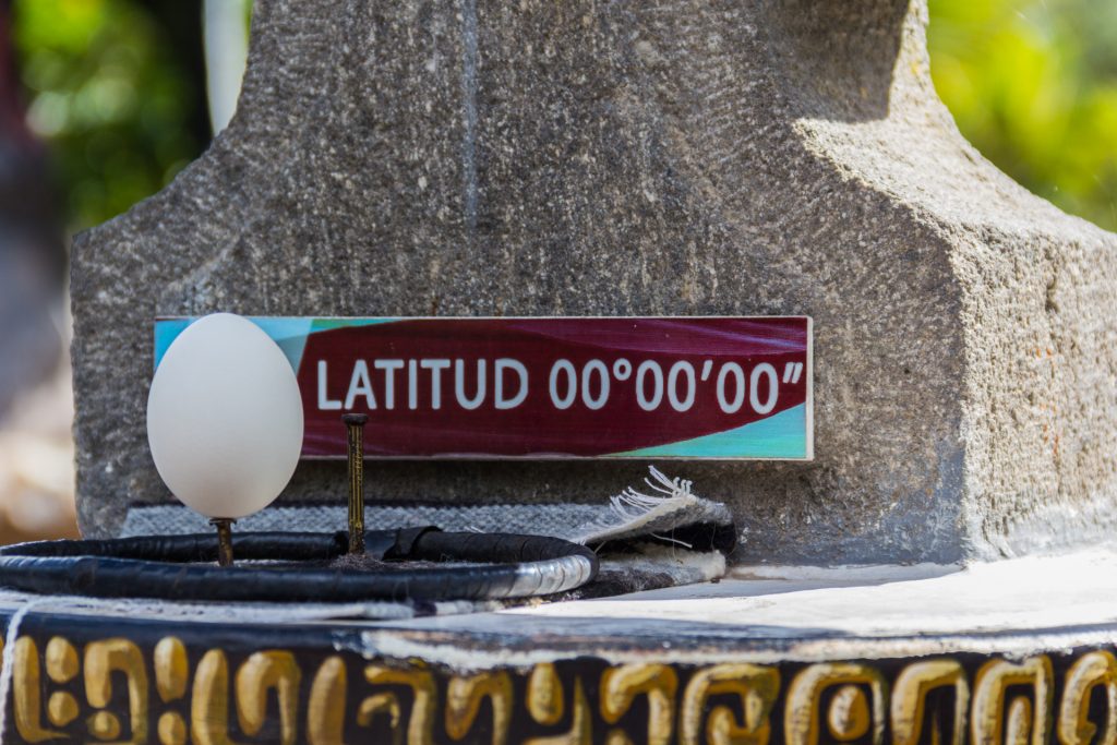 Das Intiñan Solar Museum - auf dem Äquator balanciert das Ei auf der Spitze