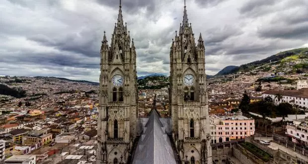 Auf dem Dach der Basilica del Voto Nacional in Quito
