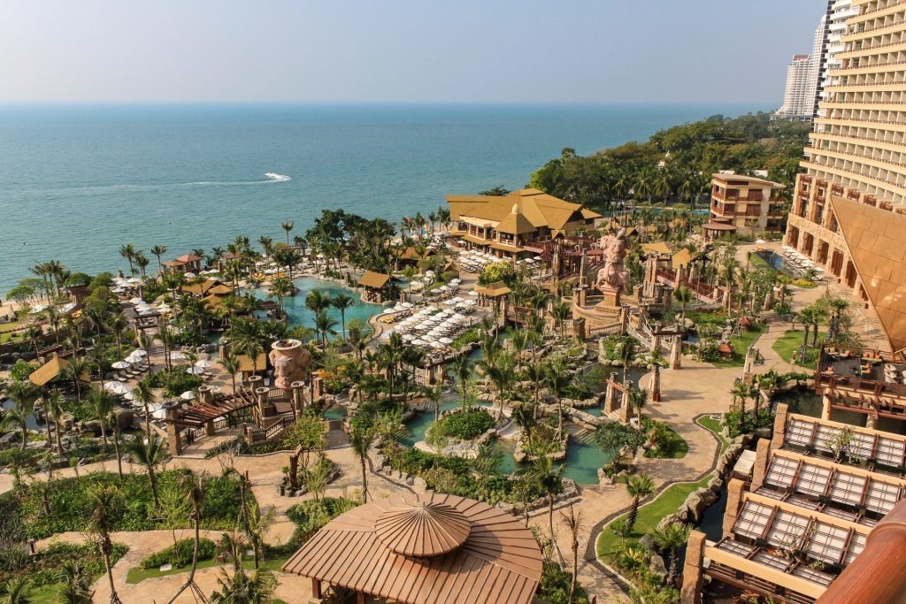 Blick über das luxuriöse Centara Grand Mirage Beach Resort