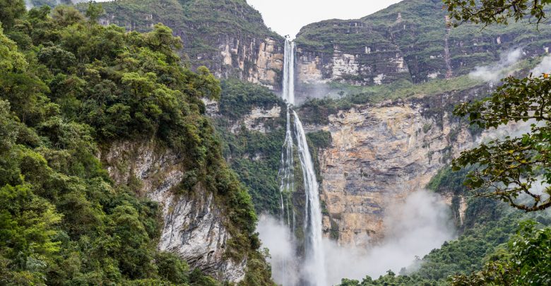 Blick auf den Gocta-Wasserfall in Peru