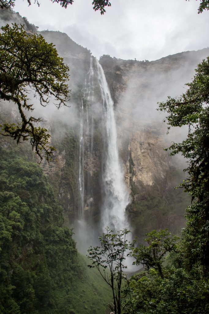 Am Fuß vom Gocta Wasserfall