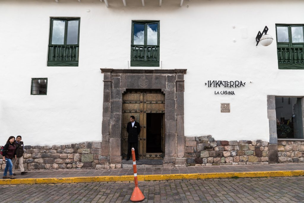 Die schlichte Fassade vom Hotel Inkaterra La Casona