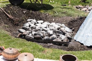 Schritt 2: die Steine mit Salzwasser besprenkeln