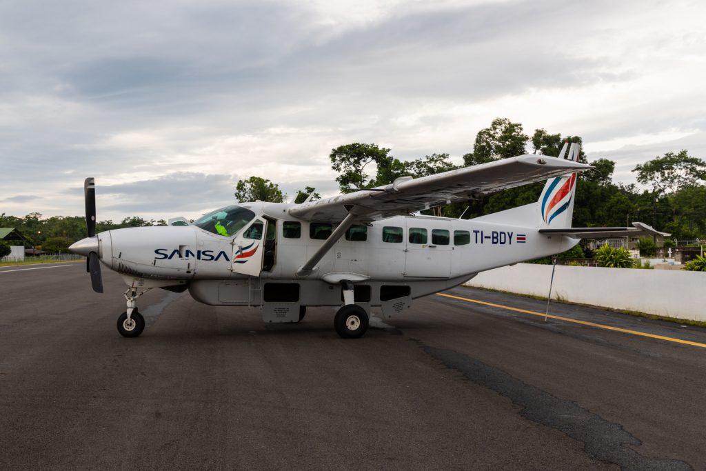 Propellermaschine von sansa Airlines in Costa Rica