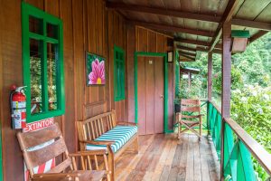 gemeinsame Terrasse mit Schaukelstühlen