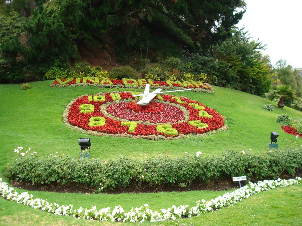 Relo jde Flores - die Blumenuhr (<a href="https://commons.wikimedia.org/wiki/File:RelojdeFlores.jpg">Photo</a> by Carlos yo, <a href="https://creativecommons.org/licenses/by-sa/3.0/deed.de">CC BY-SA 3.0</a>)
