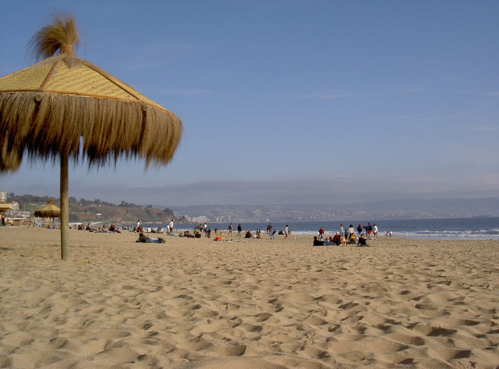 Am Stand von Viña del Mar (<a href="https://commons.wikimedia.org/wiki/File:Vina_del_Mar_Strand.JPG">Photo</a> Michael Ertel, <a href="https://creativecommons.org/licenses/by-sa/3.0/deed.de">CC BY-SA 3.0</a>)