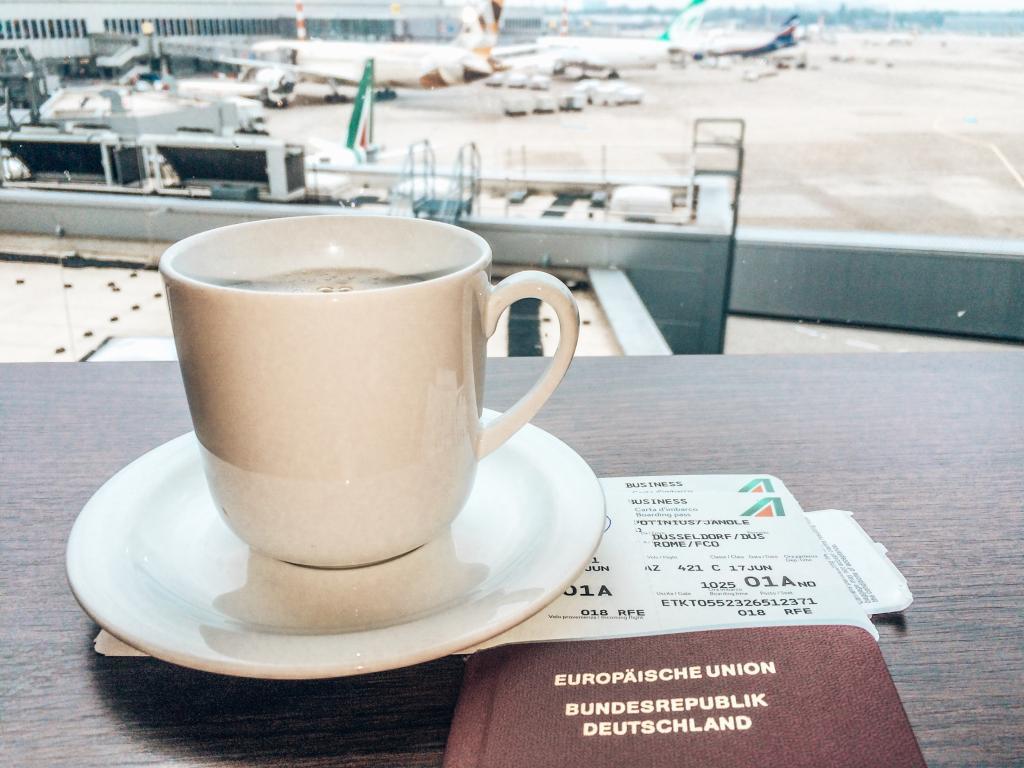 Ein Kaffee geht bei einer Flugverspätung immer
