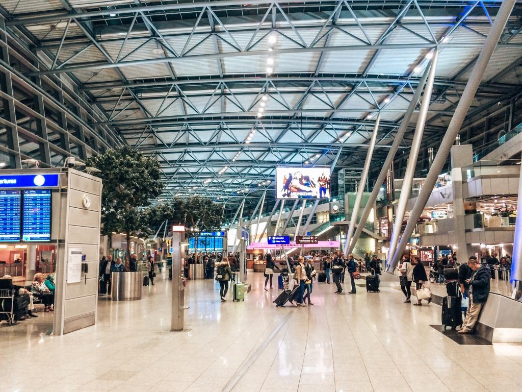 Geschäftiges Treiben am Flughafen Düsseldorf