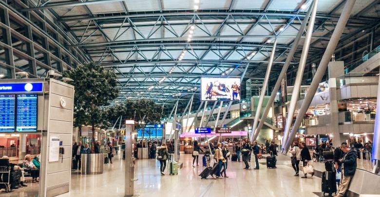 Geschäftiges Treiben am Flughafen Köln