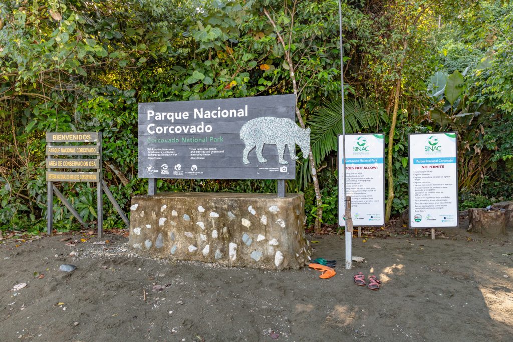 Eingang zum Corcovado Nationalpark am Strand von La Sirena