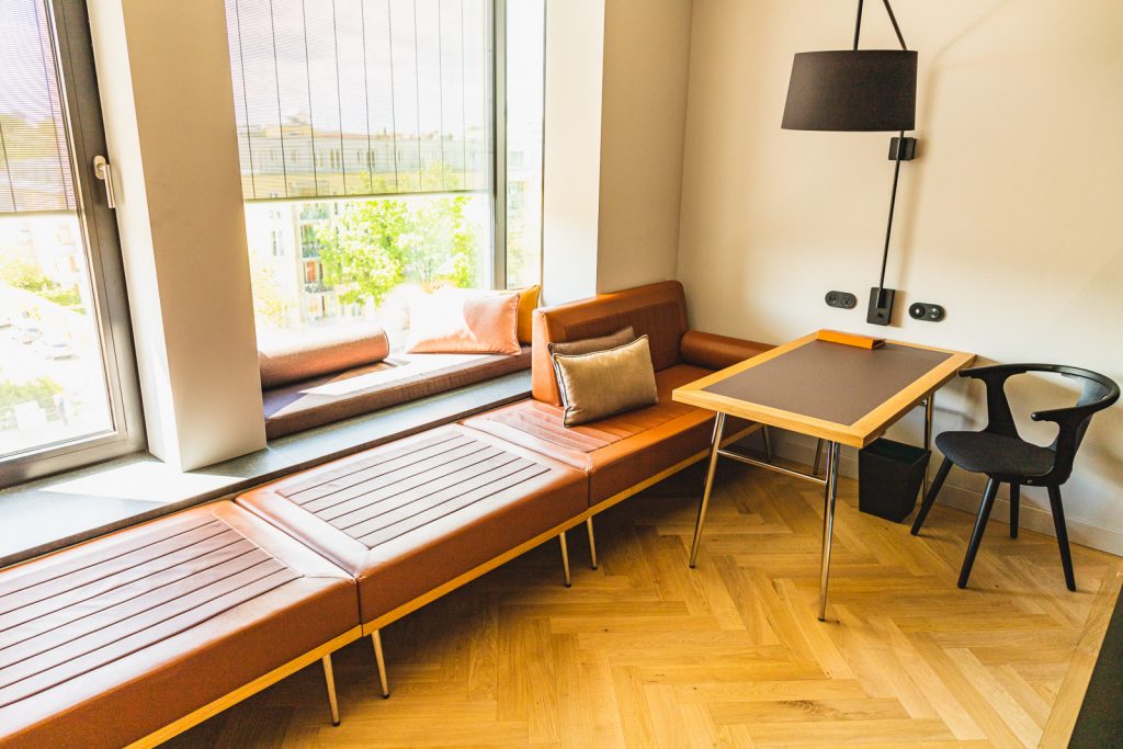 Genügend Steckdosen am Schreibtisch