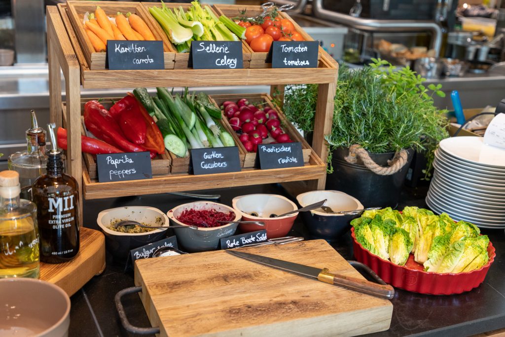 frische Rohkost beim Frühstück im Hotel Andaz