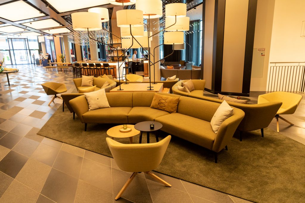 Sitzecke in der Lobby vom Hotel Andaz in München