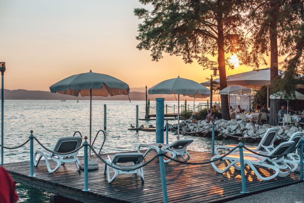 Sonnenuntergang über dem Gardasee im Ristorante l'Arcimboldo