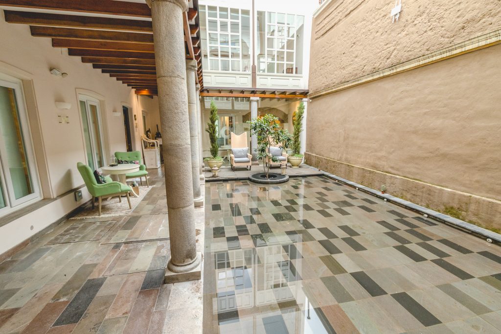 schicker Innenhof mit Wasserspiegel