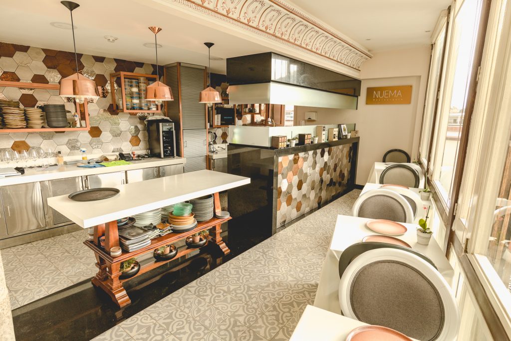 die offene Küche vom Restaurant nuema