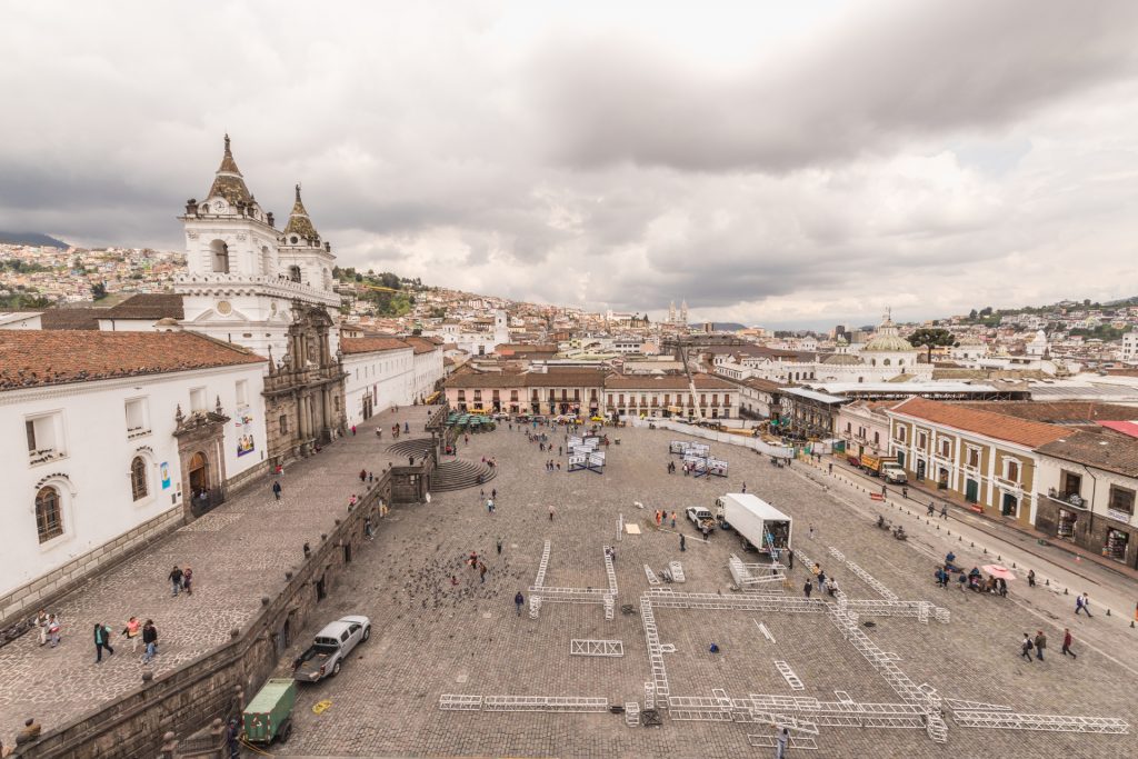 Blick auf die Plaza San Francisco in Quito