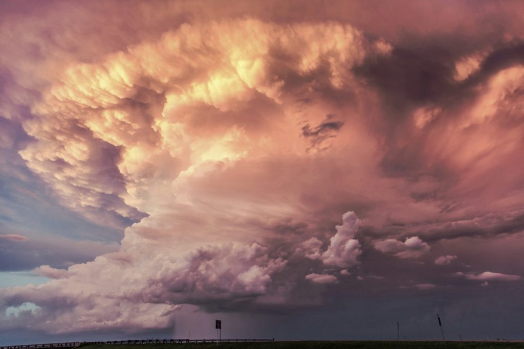 Ein typisches Wärmegewitter - Während unterhalb der Wolke bereits Niederschlag sichtbar wird, ähnelt der obere Teil der Gewitterwolke einem "Amboss".