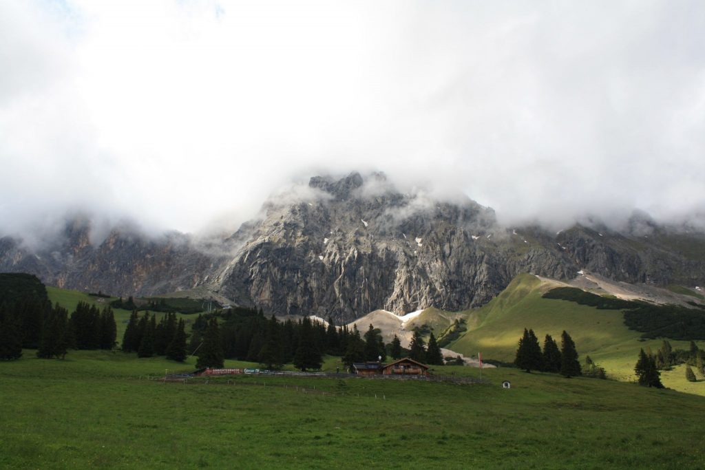Besonders in den Bergen können schnell Wolken aufziehen - und Gewitter entstehen.