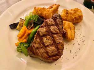 Gegrillter Thunfisch mit frittierter Yukka und frischem Gemüse